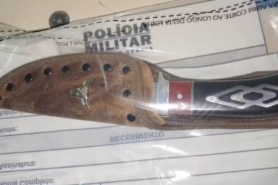 A arma do crime foi uma pequena faca, apreendida pela Polícia Militar -  (crédito: Polícia Militar/ Reprodução)