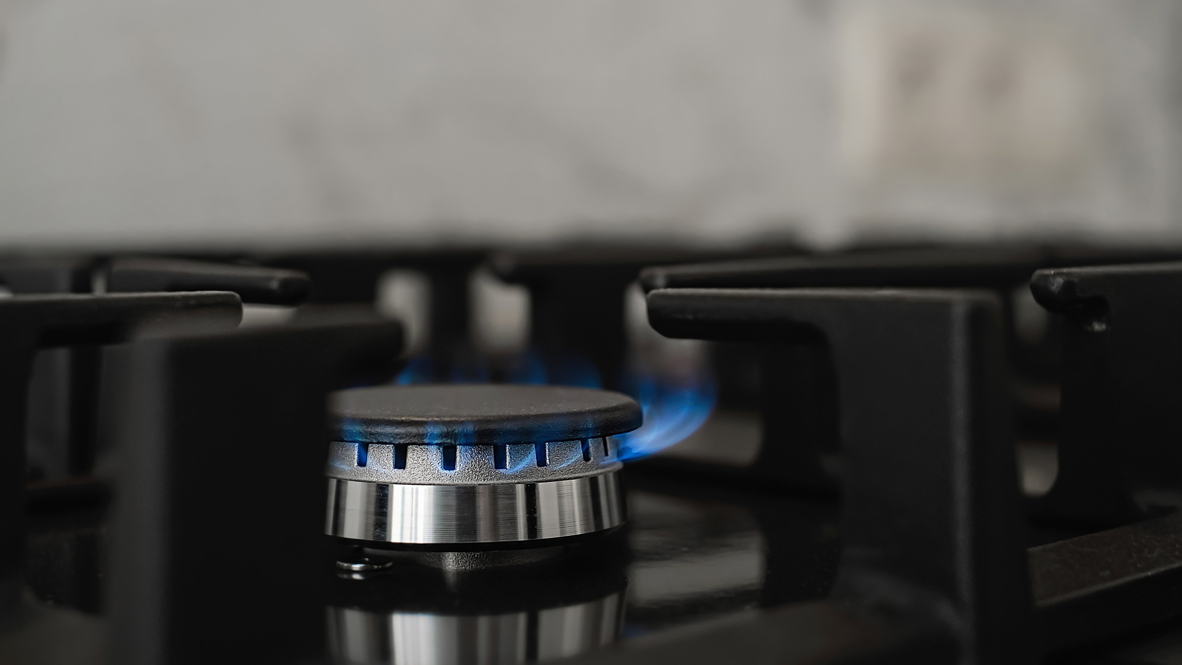 A chama azul do fog&atilde;o indica a queima eficiente do g&aacute;s, essencial para a economia dom&eacute;stica abordada na mat&eacute;ria -  (crédito: ededchechine no Magnific)