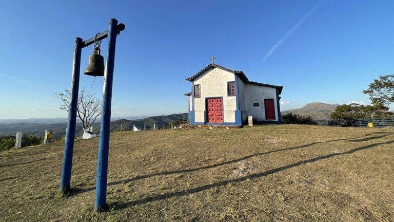 Capelas e paisagens hist&oacute;ricas como esta s&atilde;o um convite para escapar da rotina e explorar as cidades mineiras perto de BH -  (crédito: Yaya Souza/AquiPertin)