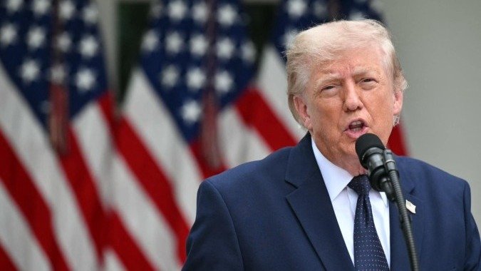Donald Trump discursa, exemplificando o debate global sobre reelei&ccedil;&atilde;o e o limite de mandatos nos Estados Unidos, conforme detalhado na reportagem. -  (crédito: Mandel Ngan/AFP)