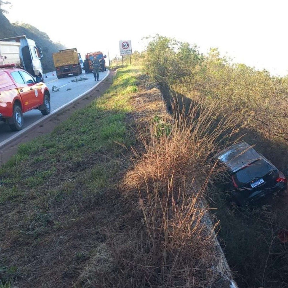 Médica capota carro e cai em ribanceira na BR-356; saiba mais