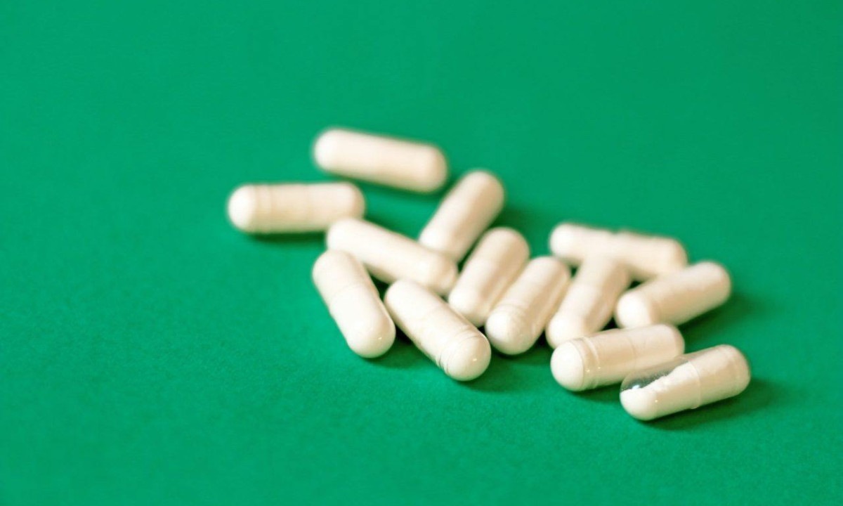 Estudos também apontam benefícios relacionados ao descanso. Uma revisão científica publicada em 2021 mostrou que adultos com mais de 50 anos que consumiram suplementos de magnésio adormeceram, em média, cerca de 17 minutos antes daqueles que receberam placebo. - (crédito: Daniel Dan/Unsplash)