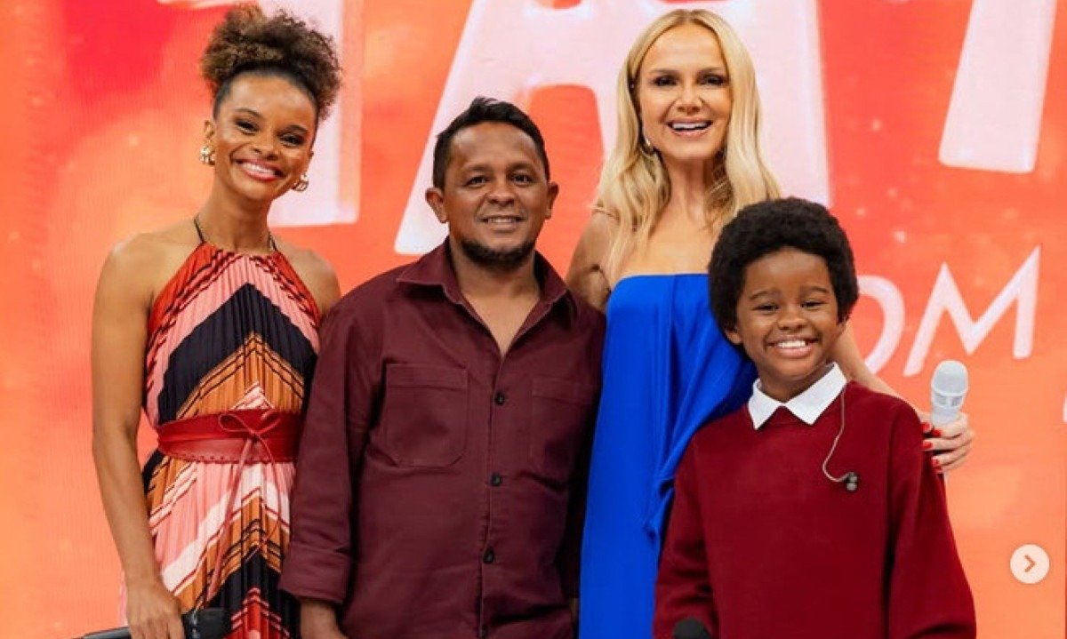 Integrantes da fam&iacute;lia Moreira com a apresentadora Eliana. Os quatro est&atilde;o lado a lado e sorriem para a c&acirc;mera
