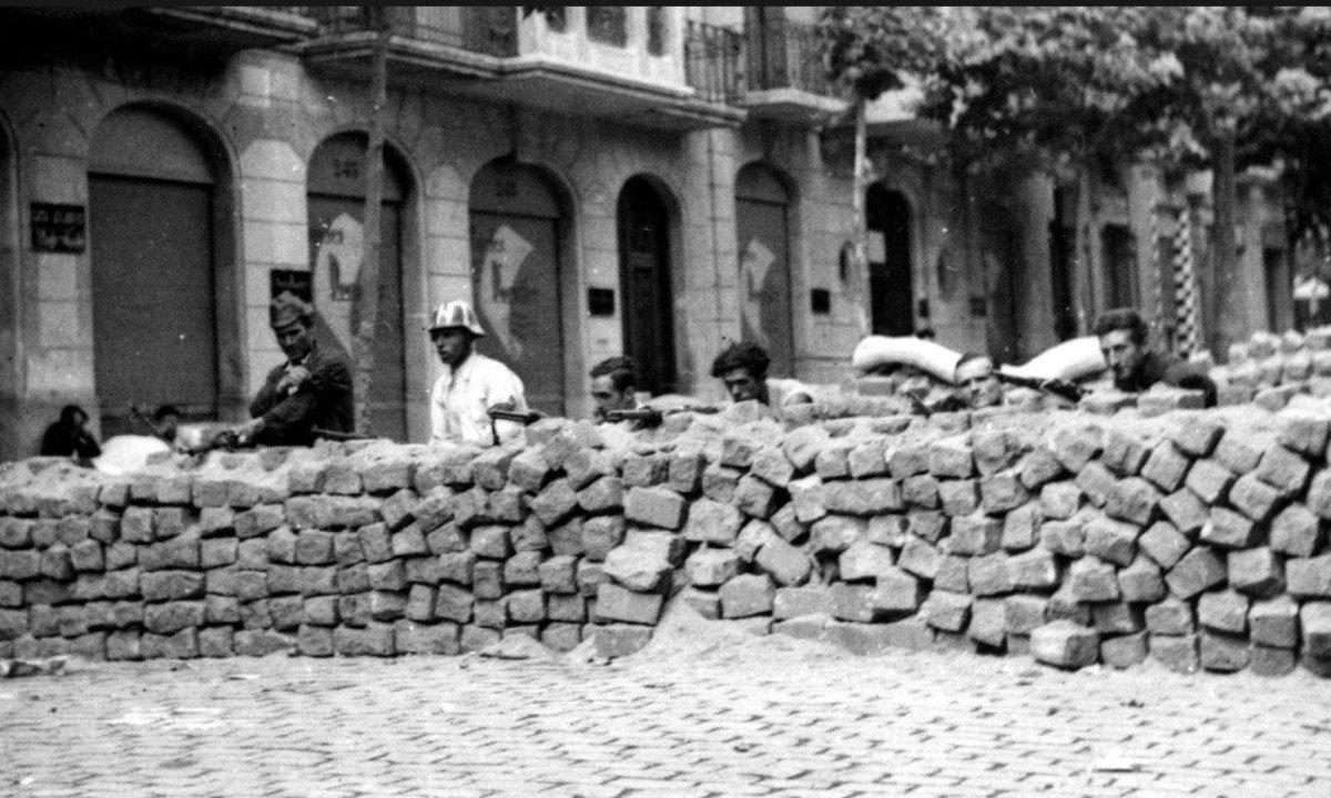 Barricadas erguidas por civis e mil&iacute;cias improvisavam a defesa de Barcelona, simbolizando os primeiros dias do conflito 