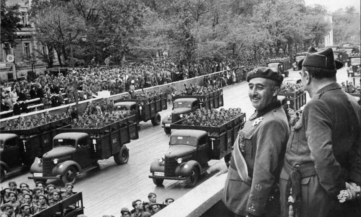 General Franco acompanha o desfile das tropas nacionalistas
