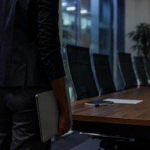 Quiet firing: quando o racismo aprende a não dizer seu nome -  imagem produzida por IA