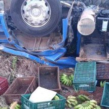 Caminhão carregado com bananas capota na LMG-856 e mata passageira - CBMMG/Divulgação