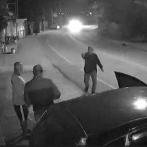 Vídeo mostra assassinato de pai de jovem que tirou a própria vida em MG - Câmera de segurança/Reprodução