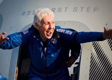 Wally Funk em imagem que simboliza sua alegria e pioneirismo durante a hist&oacute;rica viagem espacial da Blue Origin em 2021 -  (crédito: Blue Origin)