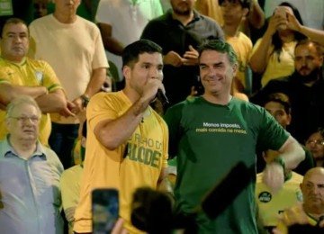 'Bolsonaro é nosso galego, não é de ninguém individual não', afirmou André, arrancando risadas de Flávio Bolsonaro no palco -  (crédito: Reprodução)