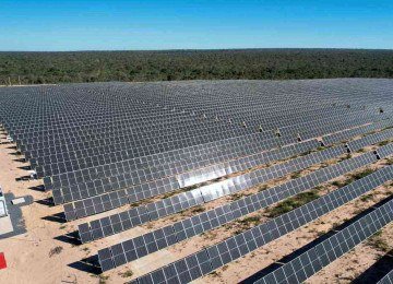 Painéis solares da usina Rio Urucuia têm capacidade de gerar 142 megawatts de energia -  (crédito: Divulgação)
