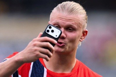 Com seu rap viral no topo das paradas, Erling Haaland interage com o celular em momento de descontra&ccedil;&atilde;o -  (crédito: AFP)
