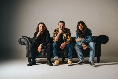 Lob&atilde;o e seu Power Trio, banda que se apresenta no Pal&aacute;cio das Artes para um show de rock comemorativo -  (crédito:  Julia Missagia)