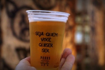Copo de chope do Porks &eacute; destaque na promo&ccedil;&atilde;o de cerveja artesanal para o Dia Mundial do Rock -  (crédito: Edy Fernandes)