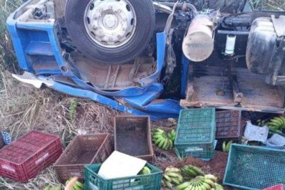 Caminhão capotou e ficou com as rodas voltadas para cima. Motorista ficou gravemente ferido e passageira morreu no local -  (crédito: CBMMG/Divulgação)