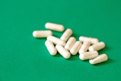 Estudos também apontam benefícios relacionados ao descanso. Uma revisão científica publicada em 2021 mostrou que adultos com mais de 50 anos que consumiram suplementos de magnésio adormeceram, em média, cerca de 17 minutos antes daqueles que receberam placebo. -  (crédito: Daniel Dan/Unsplash)