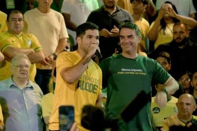 'Bolsonaro é nosso galego, não é de ninguém individual não', afirmou André, arrancando risadas de Flávio Bolsonaro no palco -  (crédito: Reprodução)