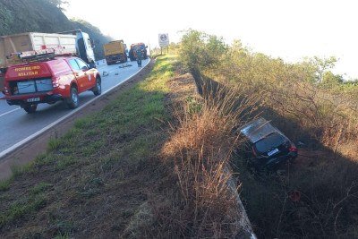 A condutora ficou presa no interior do veículo -  (crédito: Reprodução/CBMMG)