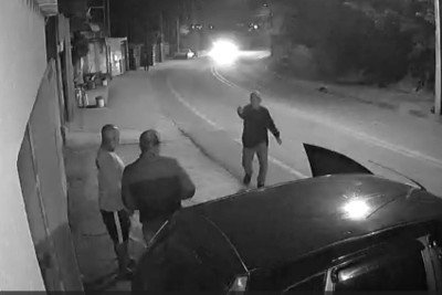 Nas imagens, Raimundo Nonato, de 64 anos, aparece atirando várias vezes contra o padrasto da filha, um homem de 38 anos. Durante a ação, o idoso acaba sendo desarmado e morto pelo homem -  (crédito: Câmera de segurança/Reprodução)