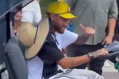 Enquanto Brasil lamenta Copa, Neymar surge em parque da Disney com família e parças -  (crédito: Tupi)