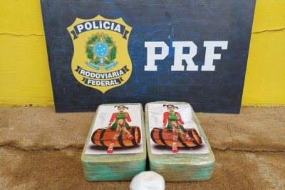 Os tabletes de cocaína estavam embaladas em pacotes com a imagem da Chiquinha, personagem da série mexicana Chaves -  (crédito: PRF / Divulgação )