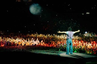 Do palco, Djavan encanta e controla a multidão com hits que conquistam o país desde 1975 -  (crédito: Priscila Prade/Divulgação)