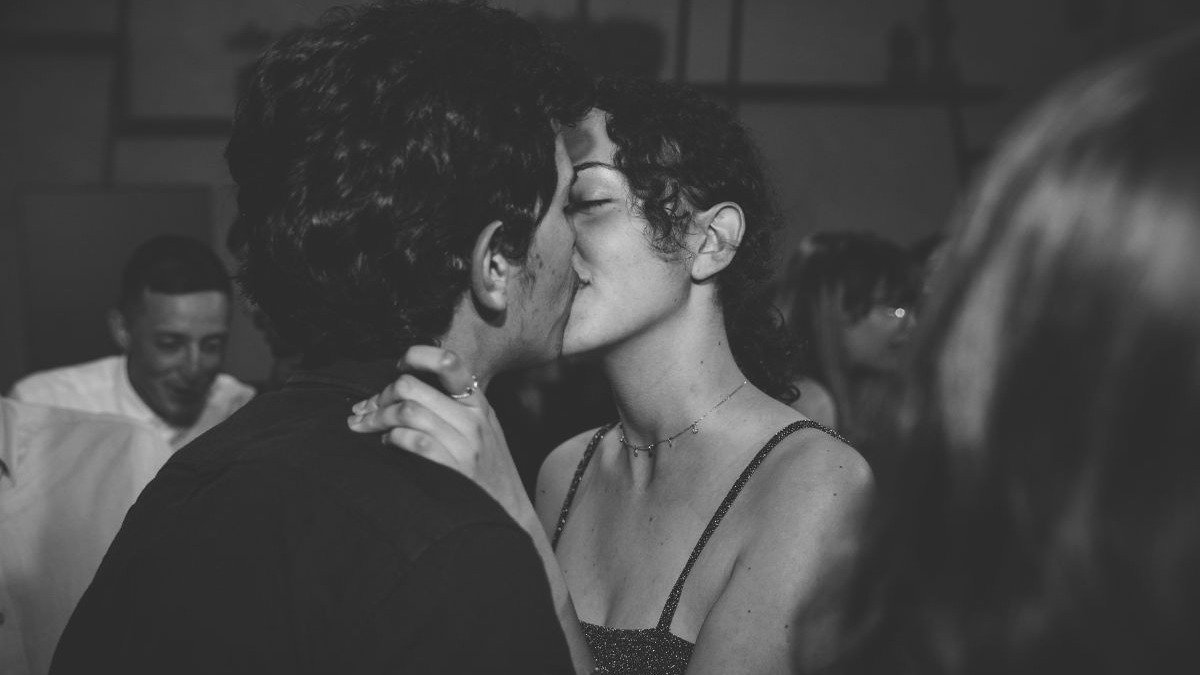 O beijo, al&eacute;m de ser uma demonstra&ccedil;&atilde;o de afeto, oferece diversos benef&iacute;cios para a sa&uacute;de f&iacute;sica e mental, como aponta a ci&ecirc;ncia -  (crédito: La Afterman de Pexels)