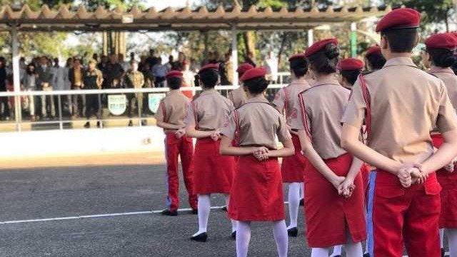 Alunos em uniforme refletem o rigor disciplinar presente em col&eacute;gios militares e escolas c&iacute;vico-militares, discutidos na mat&eacute;ria -  (crédito: Ex&eacute;rcito / Divulga&ccedil;&atilde;o)