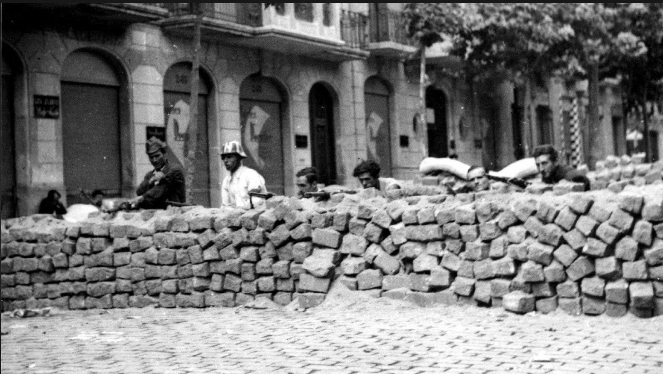 Barricadas erguidas por civis e mil&iacute;cias improvisavam a defesa de Barcelona, simbolizando os primeiros dias do conflito 