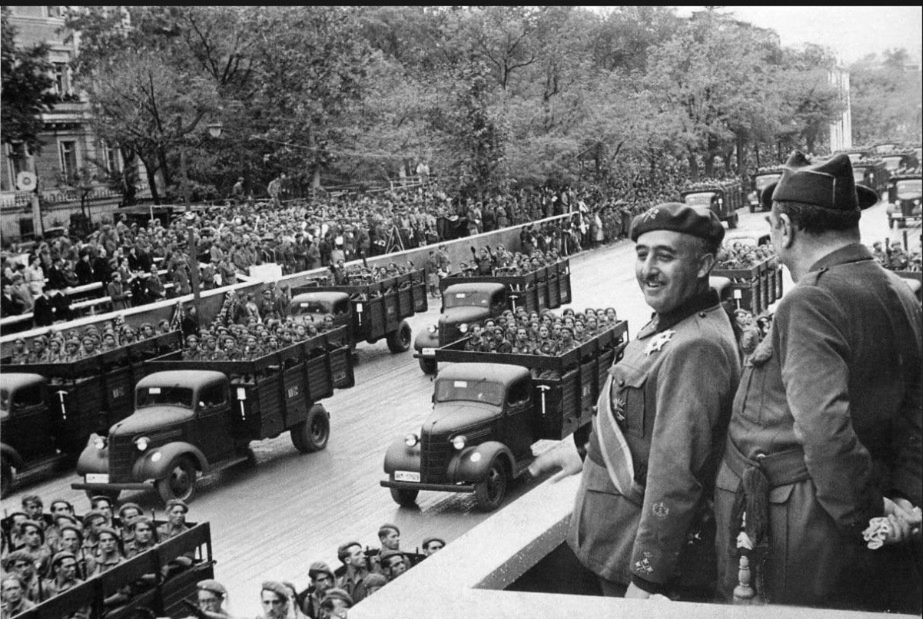 General Franco acompanha o desfile das tropas nacionalistas