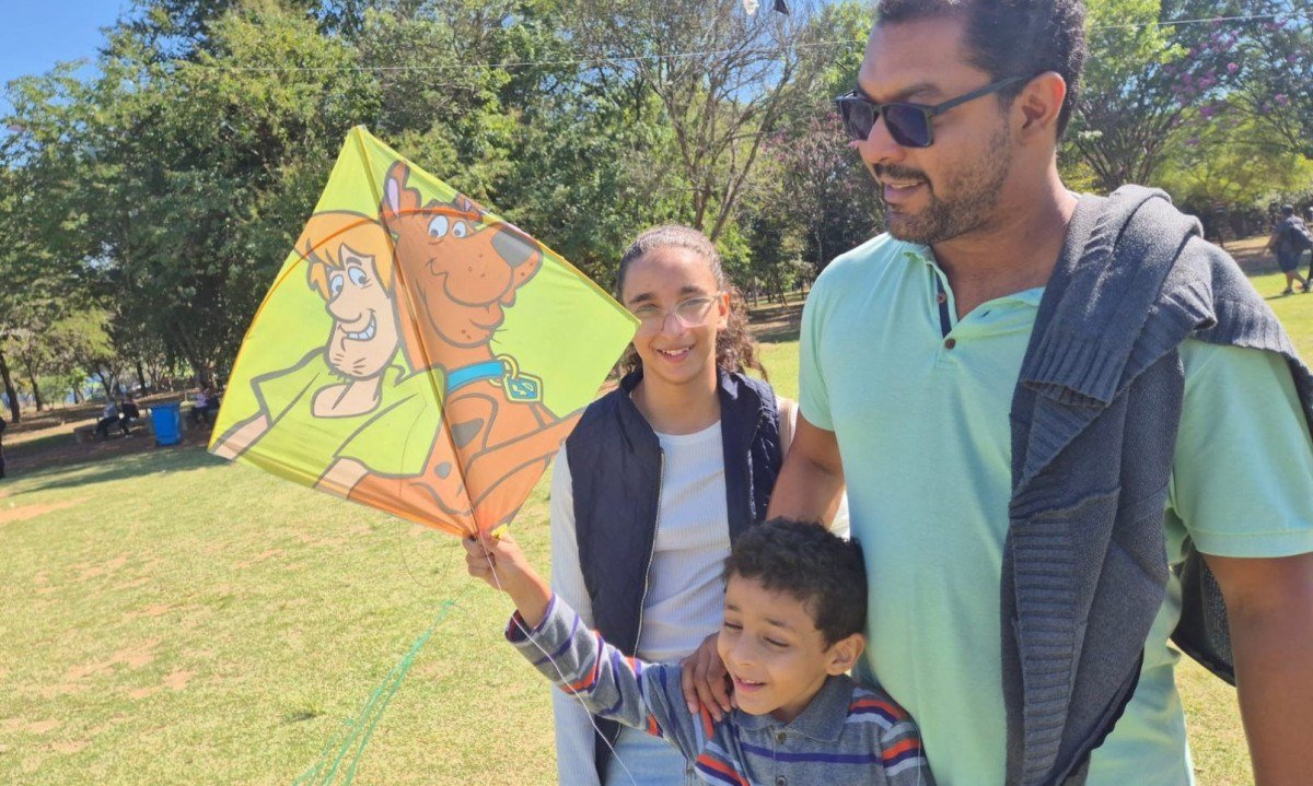 O gerente de escrit&oacute;rio Felipe Pereira achou importante os filhos Sofia e Davi poderem brincar e se conscientizar com a campanha no Parque Ecol&oacute;gico