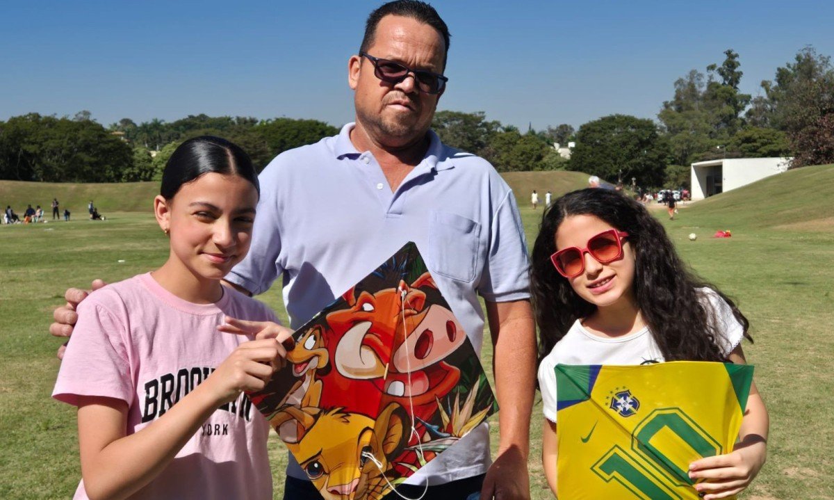 Israel Martins e as sobrinhas Maria Eduarda e Lara Vit&oacute;ria aproveitam o s&aacute;bado para soltar pipas