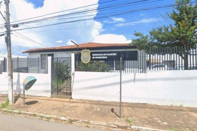 Delegacia de plant&atilde;o de Patroc&iacute;nio, nonde a mulher foi liberada depois de reconhecida a leg&iacute;tima defesa em morte do companheiro -  (crédito: Reprodu&ccedil;&atilde;o Google StreetView)