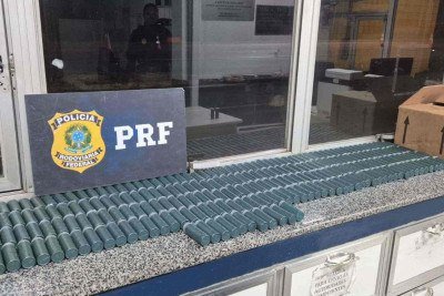 Os &iacute;nv&oacute;lucros com p&oacute;lvora fracionados em 14 mil comportavam 600 kg de p&oacute;lvora sem registros de proced&ecirc;ncia ou protocolos de seguran&ccedil;a na BR-262 -  (crédito: PRF)