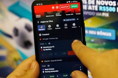 Transmissões dos jogos da Copa do Mundo feitas pela CazéTV foram alvo de críticas pelas sugestões de apostas durante a partidas -  (crédito: Robbie Jay Barratt - AMA/Getty Images)