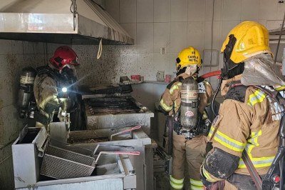Dois funcionários tentaram apagar as chamas do incêndio no estabelecimento, mas tiveram braços e rostos queimados. Eles foram encaminhados ao hospital -  (crédito: CBMMG/Divulgação)