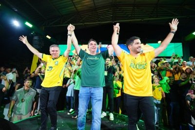 Senador e pré-candidato à Presidência da República Flávio Bolsonaro (PL) em evento no Ceará com o deputado estadual Alcides Fernandes (PL) e o deputado federal André Fernandes (PL) -  (crédito: Vittor Sales/Divulgação pré-campanha Flávio Bolsonaro)