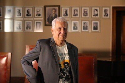 Márcio Borges, na AML: ao fundo, fotos dos imortais da academia -  (crédito:  Edésio Ferreira/EM/D.A Press)