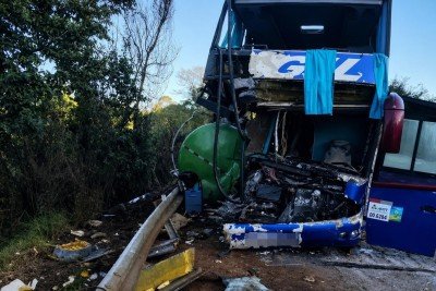 Duas mulheres foram encontradas mortas, presas às ferragens do ônibus. -  (crédito: CBMMG/Divulgação )