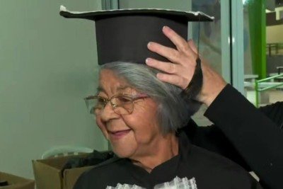Dona Lourdes se prepara para fazer o ensino médio -  (crédito: TV Globo / reprodução)