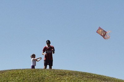 Adulto ajuda criança a soltar papagaio no Parque Ecológico da Pampulha -  (crédito: Jair Amaral / EM / DA Press)
