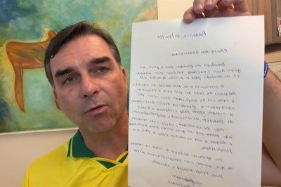 Flávio Bolsonaro leu carta de Jair Bolsonaro em live no Youtube -  (crédito: Reprodução/Youtube Flávio Bolsonaro)