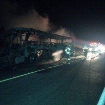 Passageiros escapam de ônibus em chamas em rodovia do Norte de Minas Gerais - CBMMG