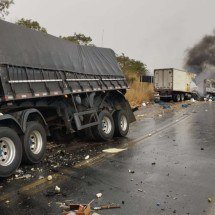 BR-251:vídeo mostra destruição causada por batida entre caminhão e carretas - CBMMG/Divulgação 