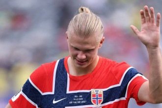 Haaland revela torcida por seleção na Copa: Ganhei camisa dela antes do que da Noruega