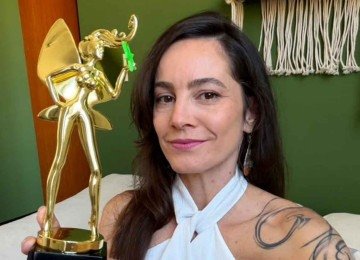 Lívia Gaudencio com o seu primeiro troféu internacional -  (crédito: Arquivo pessoal)