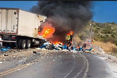 Ve&iacute;culos pesados de carga ficaram destru&iacute;dos e um deles se incendiou matando o motorista na BR-251, em Francisco S&aacute; -  (crédito: Reprodu&ccedil;&atilde;o Redes Sociais)