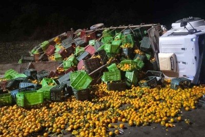 Carga de mexerica ficou espalhada pelo Anel Rodovi&aacute;rio -  (crédito: CBMMG)