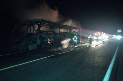 Passageiros conseguiram escapar do &ocirc;nibus em chamas na BR-251, em Salinas, no Norte de Minas  -  (crédito: CBMMG)
