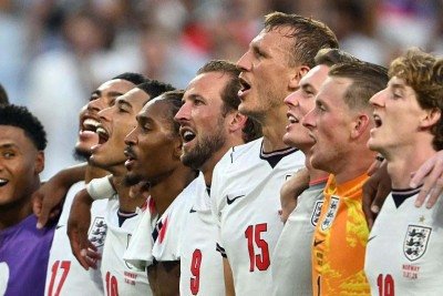 Os jogadores da Inglaterra se juntaram aos torcedores atrás do gol para cantar músicas do Oasis em coro após as vitórias em Dallas, Nova Jersey e Atlanta -  (crédito: Getty Images)